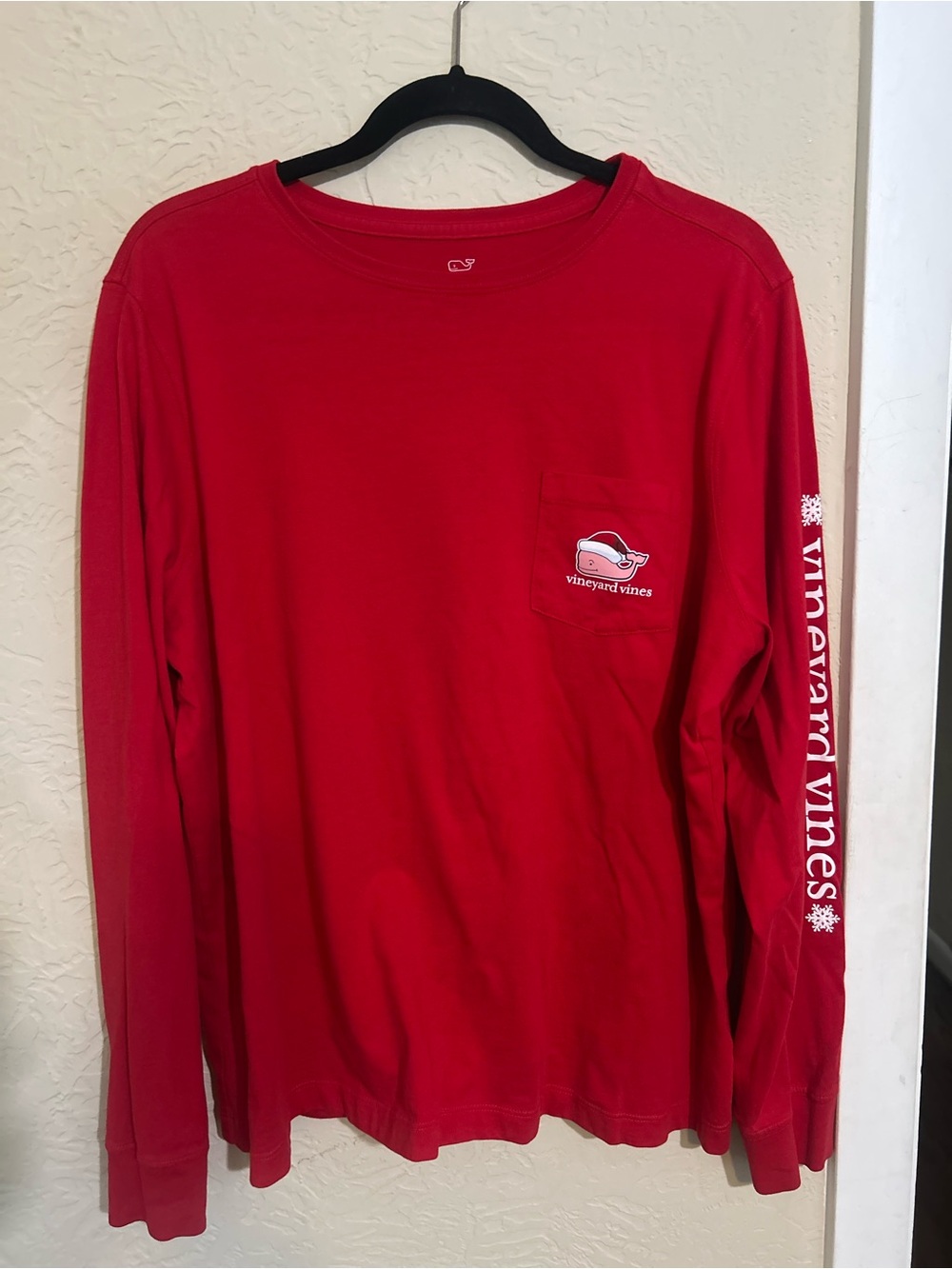 Vineyard Vines Men’s Christmas Long-Sleeve Pocket Tee in Red with Sleeve Logo